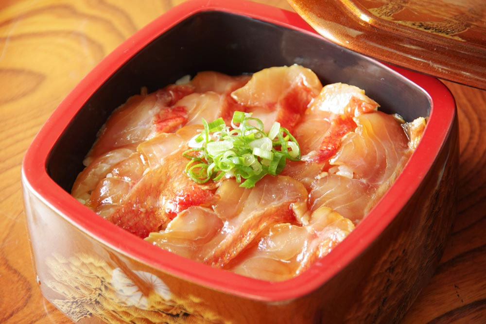 初音の金目鯛の漬け丼